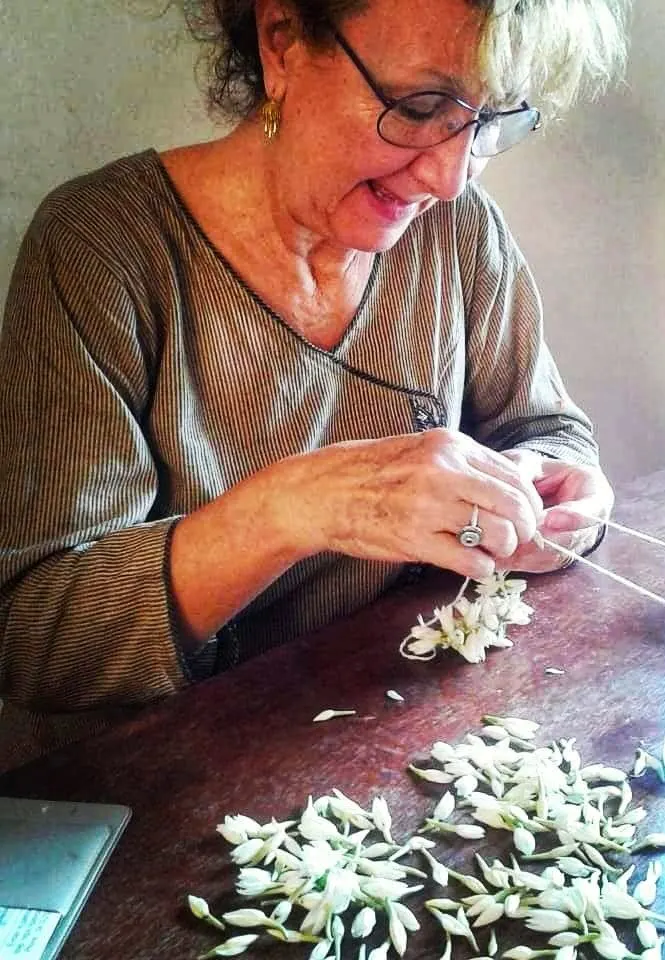 Flower garlands workshop at Sita Cultural Center, Pondicherry (photo 2)