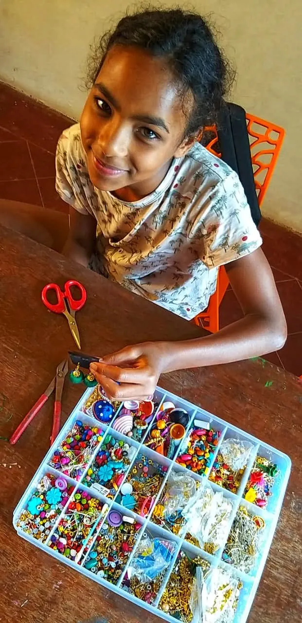 Silk thread earrings workshop at Sita Cultural Center, Pondicherry (photo 2)