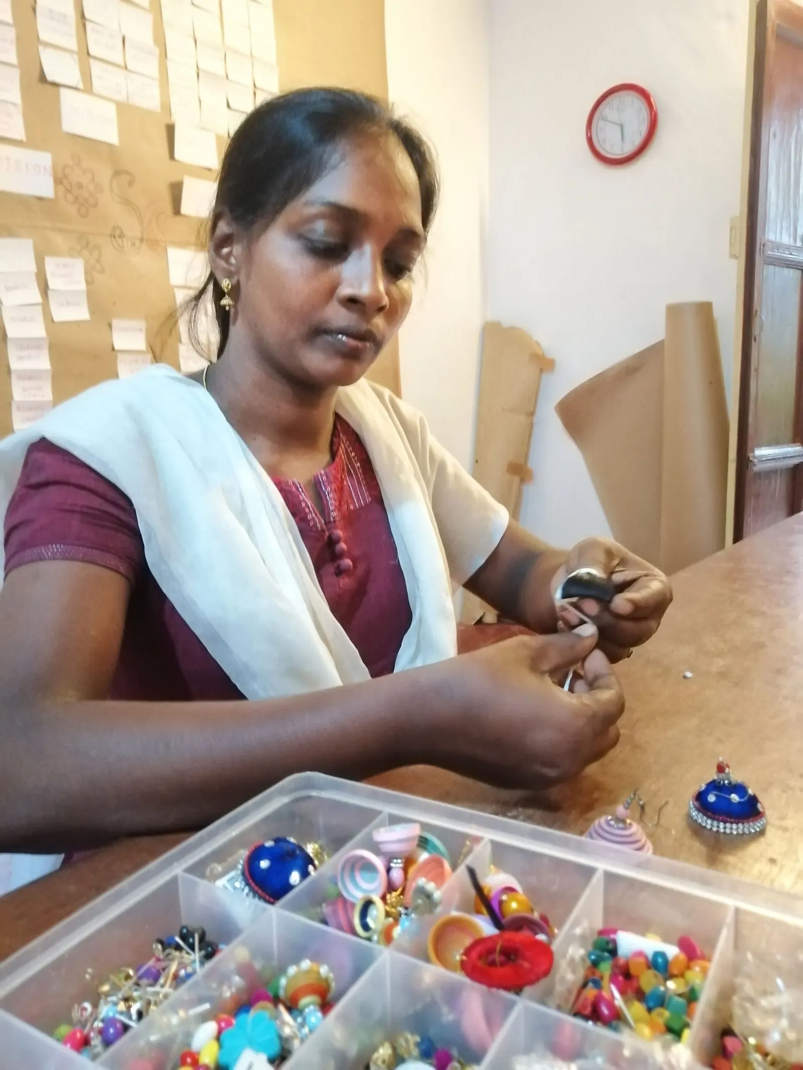 Silk thread earrings workshop at Sita Cultural Center, Pondicherry (photo 3)