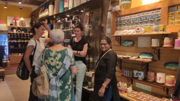 découvrir des boutiques de souvenirs locales avec Lakshmi de Sita