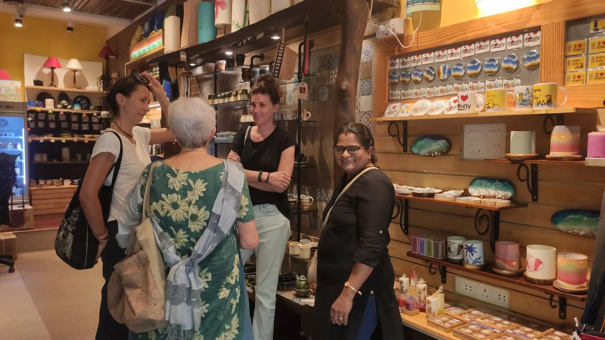 découvrir des boutiques de souvenirs locales avec Lakshmi de Sita