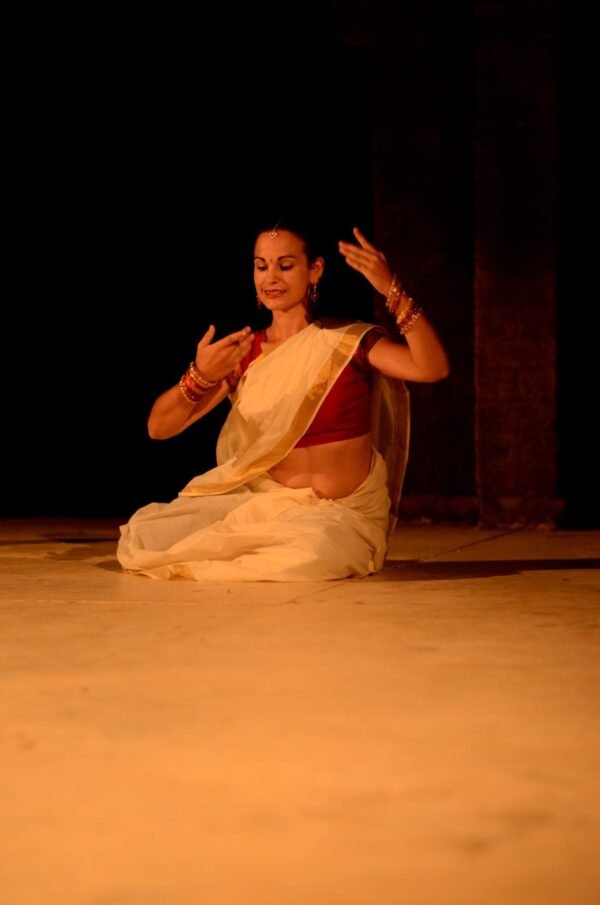danser en sari à sita cultural center à Pondichéry