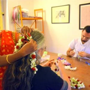 Apprendre à créer ses propres guirlandes de fleurs à Sita cultural center