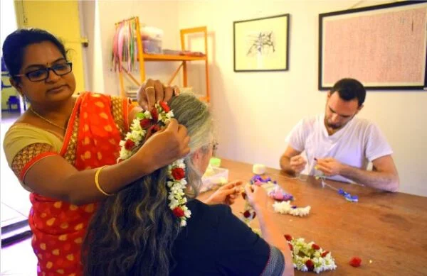 Apprendre à créer ses propres guirlandes de fleurs à Sita cultural center